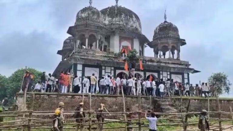 फतेहपुर में मकबरा-मंदिर विवाद पर प्रशासन ने CM योगी को भेजी रिपोर्ट, खतौनी और वक्फ बोर्ड के दस्तावेजों में दर्ज जमीन के मिले अलग-अलग आँकड़े