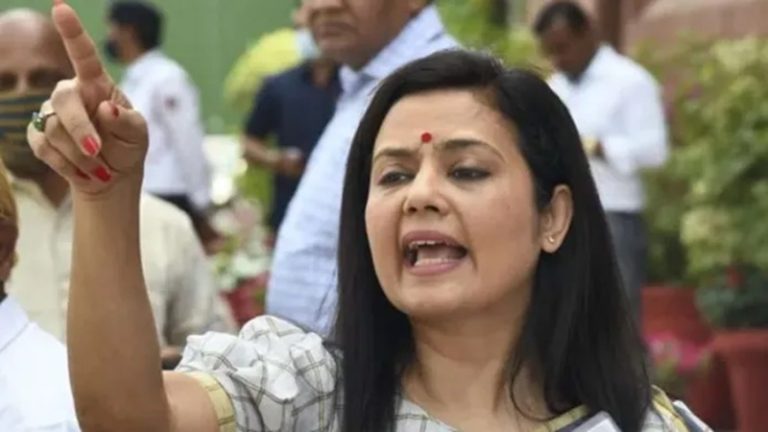 ‘लकड़ी की माला पहनकर खैरात लेने वाले’…महुआ मोइत्रा ने फिर किया हिंदुओं का अपमान: SC, नामशूद्र और मतुआ समुदाय को बताया ‘चुनावी सनातनी’