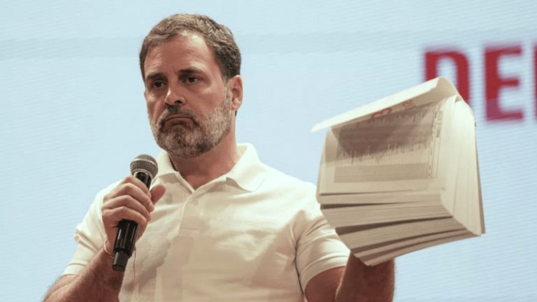 आज सत्ता में आने पर चुनाव आयोग को देख लेने की धमकी दे रहे हैं राहुल गाँधी, कभी केरल में फेक वोटर कार्ड के साथ पकड़े गए थे यूथ कॉन्ग्रेस के नेता