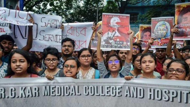 RG कर मेडिकल कॉलेज में डॉक्टर रेप-मर्डर केस के 1 साल, न्याय तो दूर – न्याय माँगने वालों का भी दमन कर रही ममता सरकार: अब प्रदर्शन कर रही माँ पर पुलिस ने बरसाई लाठियाँ