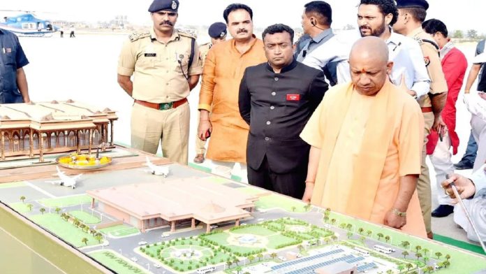 अयोध्या सोलर सिटी प्रोजेक्ट को देखते सीएम योगी आदित्यनाथ