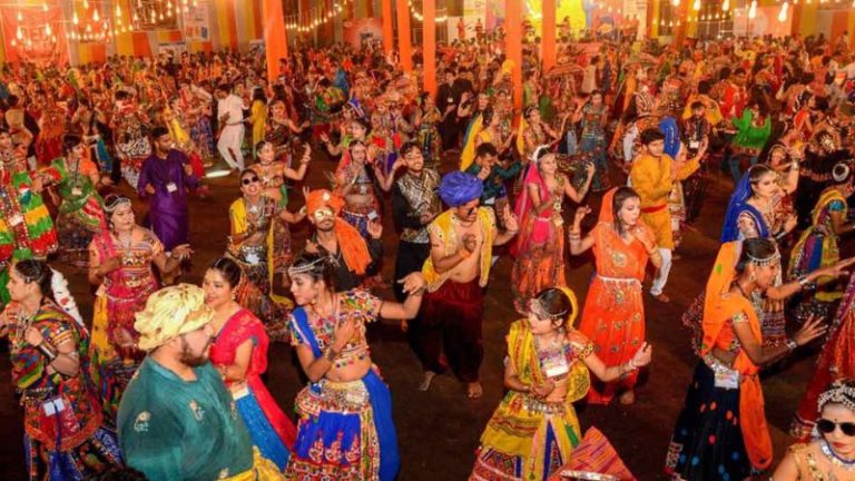 MP में गरबा पंडालों में गैर-हिंदुओं की एंट्री बैन: ‘लव जिहाद’ रोकने के लिए हिंदू संगठनों और BJP का सख्त रुख, कहा- ‘सनातन धर्म अपनाओ, तिलक लगाओ’