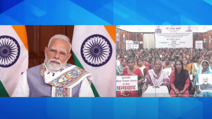 पीएम मोदी से संवाद करतीं महिलाएँ