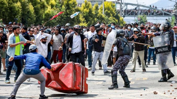 नेपाल में हिंसा बढ़ी, राष्ट्रपति के आवास पर तोड़फोड़, पीएम के घर गोली चली