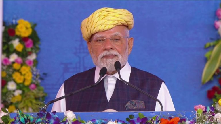 ‘चिप से शिप तक का भारत में करेंगे निर्माण’: गुजरात को PM मोदी ने दी ₹34200 करोड़ की सौगात, बोले- 2047 तक हर कीमत पर बनना होगा आत्मनिर्भर