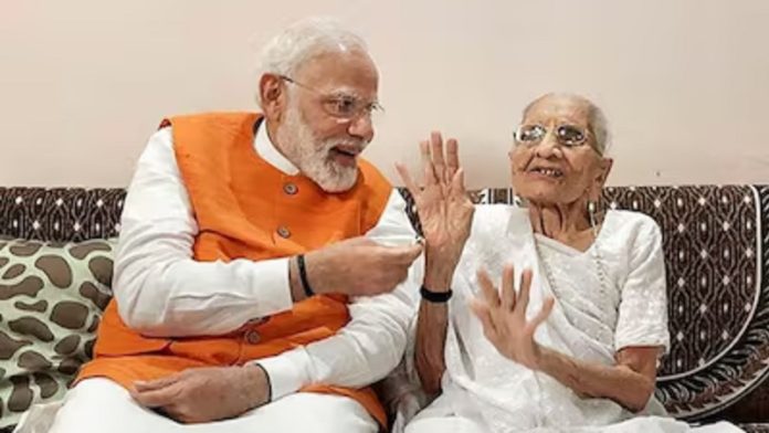 पीएम मोदी, माँ हीराबेन