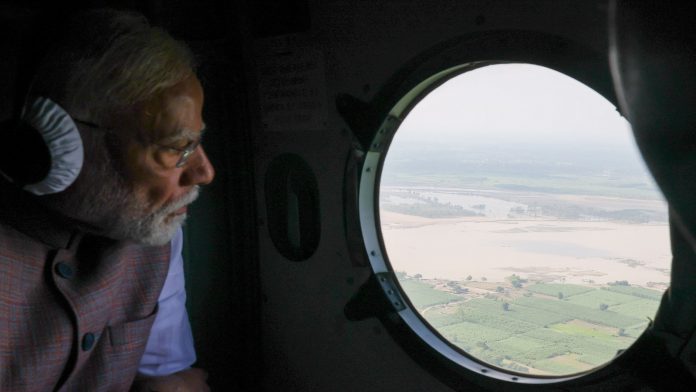 पंजाब में बाढ़ प्रभावित इलाकों का हवाई सर्वेक्षण करते पीएम मोदी