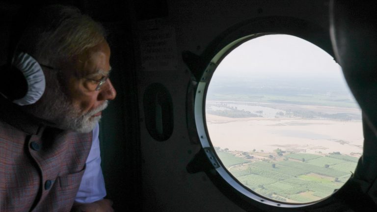 पीएम मोदी ने पंजाब में बाढ़ प्रभावित क्षेत्रों का किया दौरा, केंद्र की तरफ से ₹1600 करोड़ की सहायता का किया ऐलान: मृतकों के परिजनों को ₹2 लाख के मुआवजे की भी घोषणा
