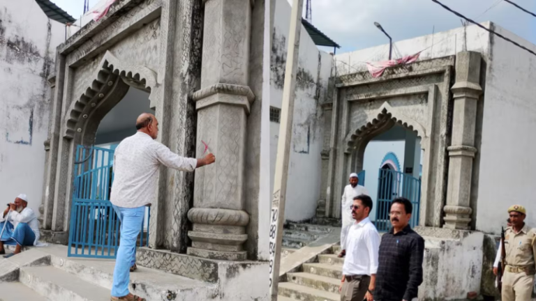 संभल के गाँव में सरकारी जमीन पर कब्जा कर बना लिए थे मस्जिद-मदरसे: अब चलेगा योगी सरकार का बुलडोजर, लगाए गए लाल निशान