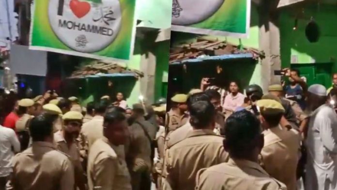 बरेली पोस्टर आई लव मोहम्मद क्रिकेट बॉल
