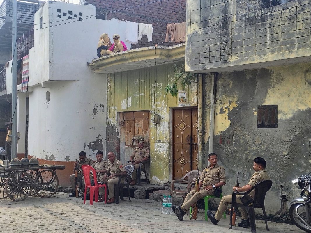 घटनास्थल के पास मौजूद पुलिस