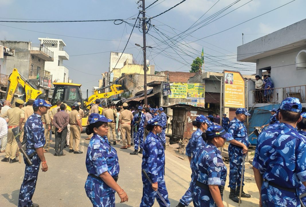 आरोपित के घर पर चलता बुलडोजर