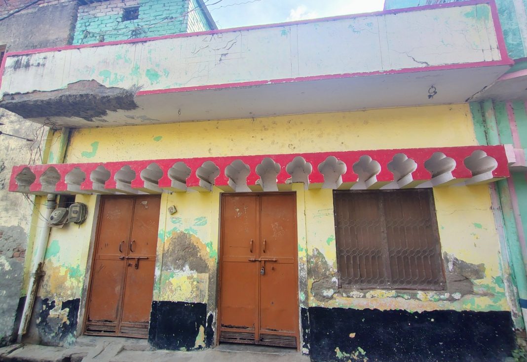 हत्यारोपितों का बंद पड़ा मकान