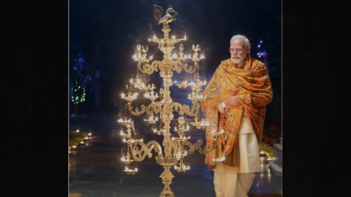 दीप प्रज्वलित करते पीएम मोदी