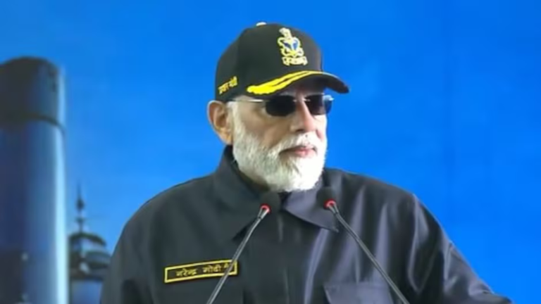 PM मोदी ने INS विक्रांत पर नौसेनिकों के साथ मनाई दीपावली, बोले- ‘ऑपरेशन सिंदूर’ में पाकिस्तान को घुटनों पर लाई सेना: प्रधानमंत्री बनने के बाद सैनिकों के साथ मनाते रहे हैं दीपोत्सव