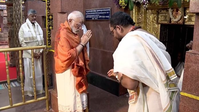 श्रीमल्लिकार्जुन मंदिर में पूजा करते हुए पीएम मोदी