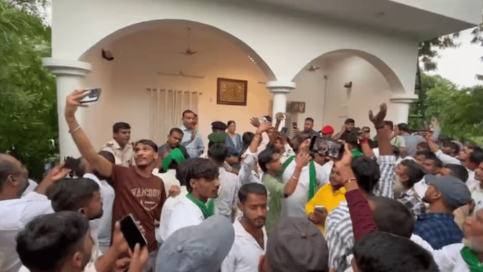 लालू यादव के घर में RJD कार्यकर्ताओं का हंगामा