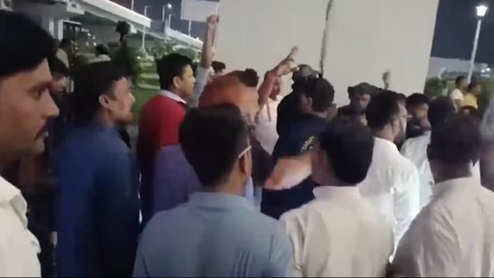 पटना एयरपोर्ट कार्यकर्ता हंगामा