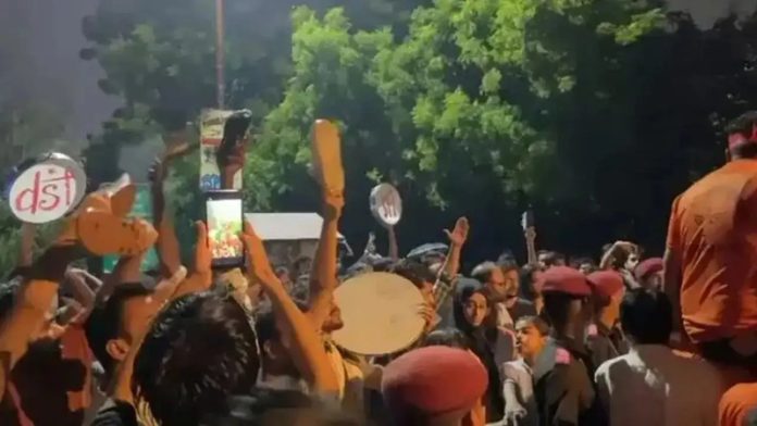 JNU वामपंथी विजयादशमी ABVP पत्थर जूतें