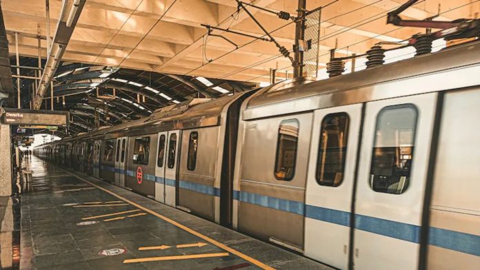 दिल्ली में मेट्रो के आगे कूदकर छात्र ने की आत्महत्या