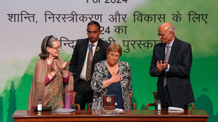 सोनिया गाँधी ने मिशेल बैश्लेट दिया 'इंदिरा गाँधी पुरस्कार'