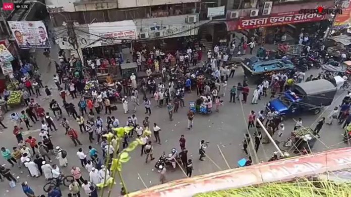 ढाका में अवामी लीग के ऑफिस में आगजनी
