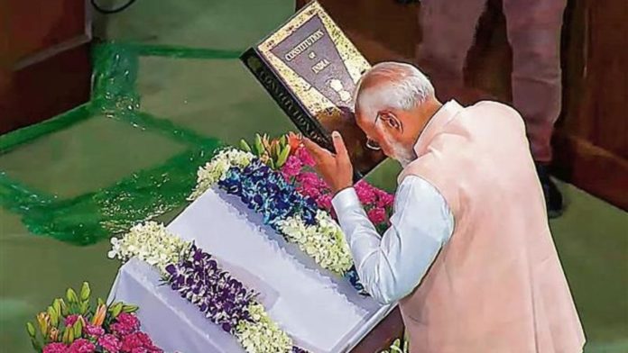 संविधान को माथे से लगाते PM मोदी