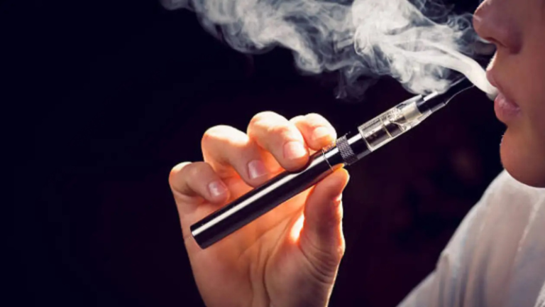 लोकसभा में जिस E-Ciggrette पर हुआ बवाल, उसके बारे में कितना जानते हैं आप: भारत समेत 37 देशों में है बैन, फूँकने से सिर्फ फेफड़े नहीं दिमाग भी होता है खराब