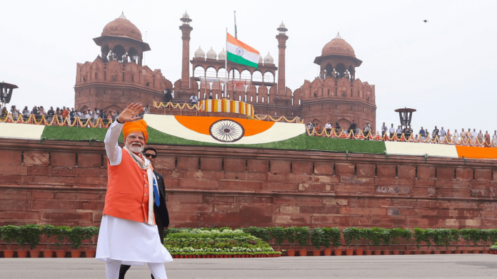 लाल किले के सामने PM मोदी (फोटो साभार: X/Narendra Modi)
