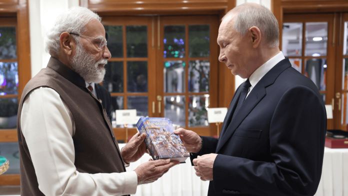 पुतिन को रूसी भाषा में लिखी गीता भेंट करते PM मोदी (X/@narendramodi)