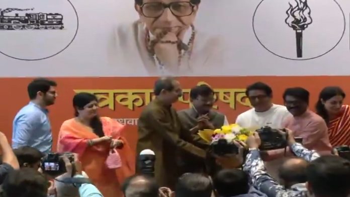 ठाकरे ब्रदर्स ने खिंचवाई फैमिली फोटो