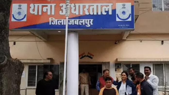 जबलपुर थाने पहुँचे हिन्दू संगठन के लोग ( फोटो साभार- दैनिक भास्कर )