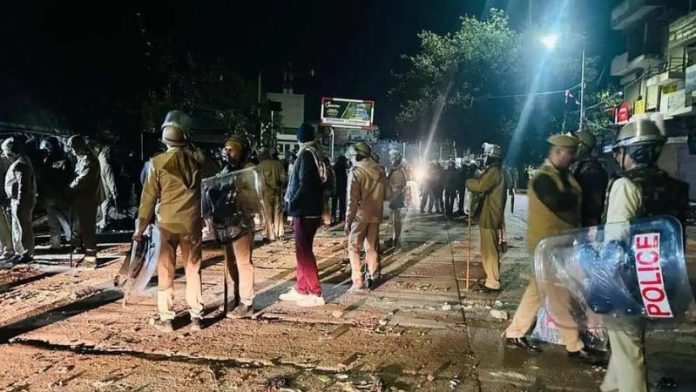 जयपुर पुलिस पत्थरबाजी