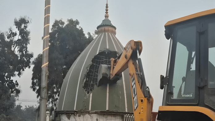 देवरिया में गिराई गई मजार