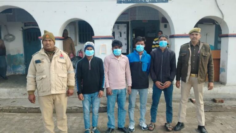हनुमान चालीसा पाठ पर भड़के SC दबंग, प्रजापति माँ-बेटे को जूतों की माला पहनाकर निकाला जुलूस-अंबेडकर प्रतिमा के सामने रगड़वाई नाक: हापुड़ में 4 गिरफ्तार, पढ़ें FIR की अहम बातें