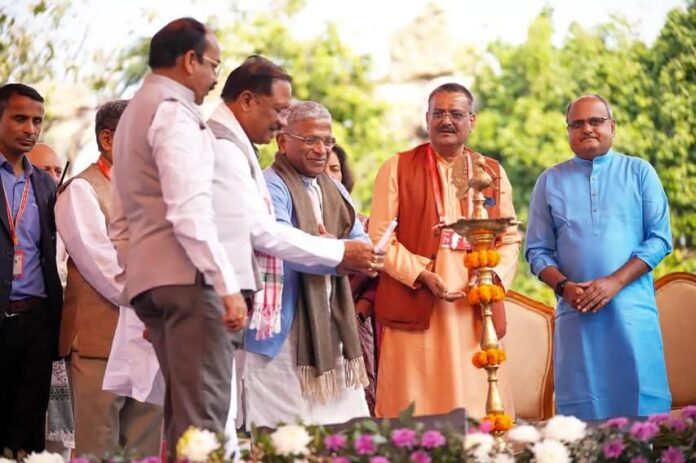 3 दिवसीय रायपुर साहित्य उत्सव का उद्धाटन करते छत्तीसगढ़ के CM साय, राज्यसभा के उपसभापति हरिवंश और अन्य