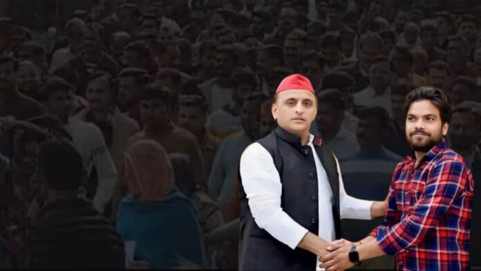 अखिलेश यादव के साथ आरोपित रिजवान (फोटो साभार: दैनिक भास्कर)