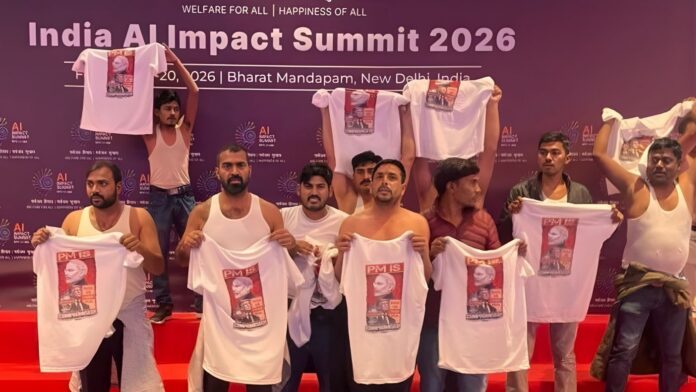 AI समिट में यूथ कॉन्ग्रेस के कार्यकर्ताओं का शर्टलेस प्रदर्शन