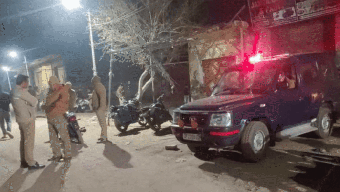 अमरोहा में घटनास्थल पर तैनात पुलिस (फोटो साभार: अमर उजाला)