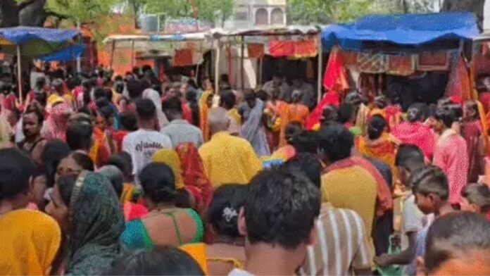 नालंदा में मंदिर में भगदड़ (फोटो साभार: दैनिक भास्कर)