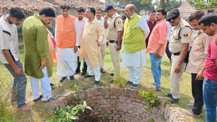 घटनास्थल पर बिहार सवर्ण आयोग के अध्यक्ष महाचंद्र प्रसाद सिंह (ऑरेंज जैकेट में)