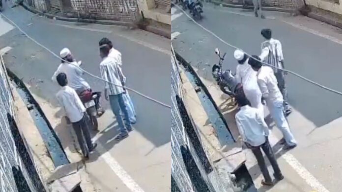 इमाम और युवकों के बीच झड़प का वीडियो