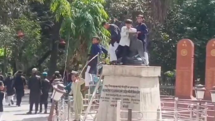 महात्मा गाँधी की प्रतिमा से अश्लीलता