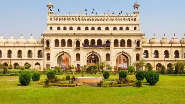 लखनऊ के इमामबाड़े में महिलाओं को सिर ढकने के लिए किया जा रहा मजबूर, मौलाना बोले- बिना हिजाब के रोकेंगे एंट्री: विरोध में उतरे महिला संगठन