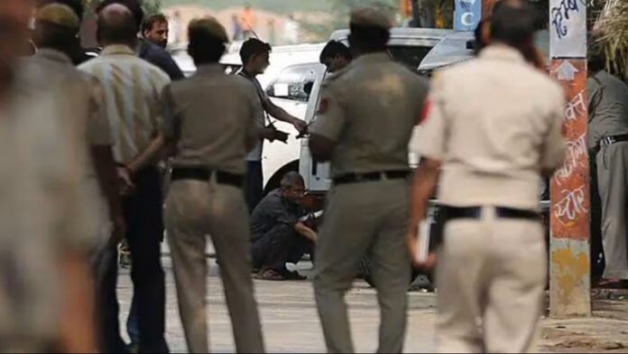 नोएडा धर्मांतरण पुलिस सस्पेंड
