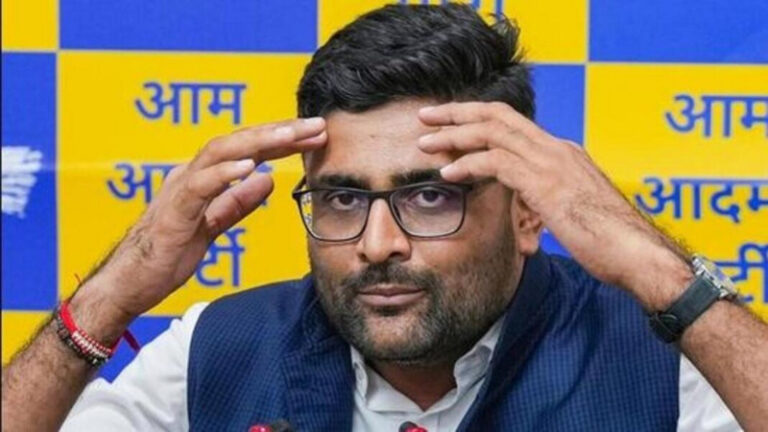 वारंट लेकर आई गुजरात पुलिस, AAP विधायक गोपाल इटालिया ने माँ से बदसलूकी का लगा दिया आरोप: निकाय चुनावों से पहले ‘विक्टिम कार्ड’ का दाँव पड़ा उलटा