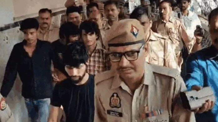 ATS की गिरफ्त में आतंकी (फोटो साभार: दैनिक भास्कर)