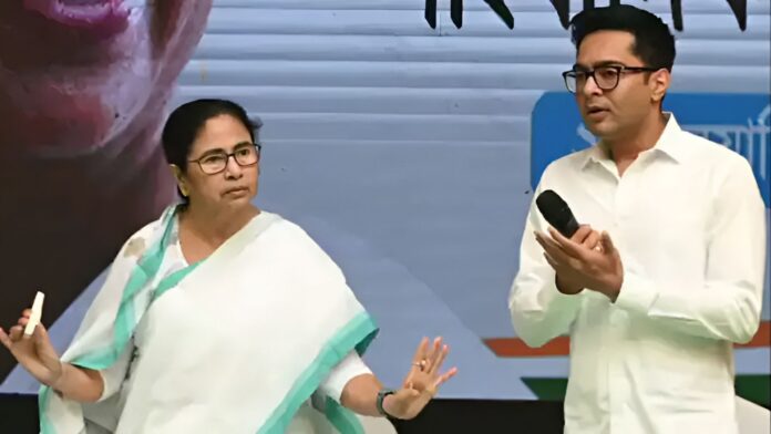 ममता बनर्जी और उनके भतीजे अभिषेक बनर्जी (फोटो साभार: इंडिया टुडे)
