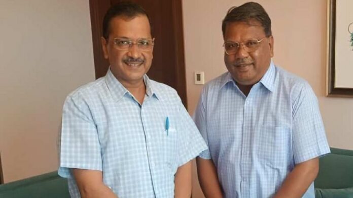 अरविंद केजरीवाल के साथ अशोक ओझा