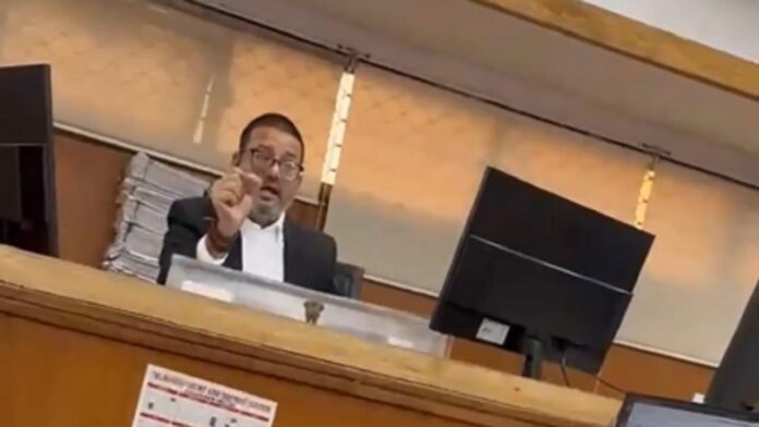 रोहिणी कोर्ट के वायरल वीडियो का स्क्रीनशॉट